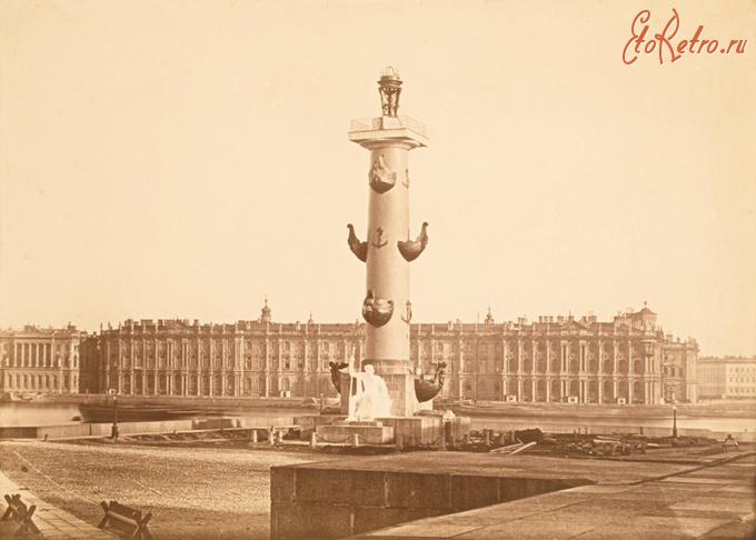 Санкт-Петербург - Ростральная колонна на фоне Зимнего дворца,