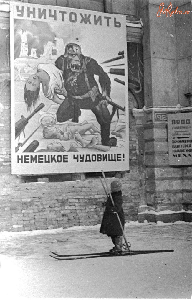 Санкт-Петербург - Ребёнок у плаката 