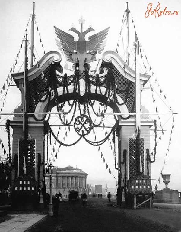 Санкт-Петербург - Триумфальная арка у Сенатской площади, установленная по случаю празднования 200-летия Санкт-Петербурга.