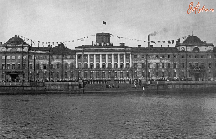 Санкт-Петербург - Моряки на набережной у здания Военно-морского училища в День Балтийского флота.