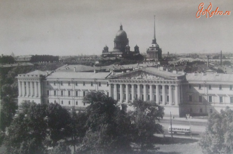 Санкт-Петербург - Вид на Адмиралтейство и Исаакиевский собор.