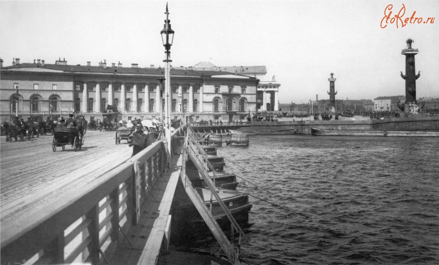 Санкт-Петербург - Вид на стрелку Васильевского острова и Дворцовый плашкоутный мост.