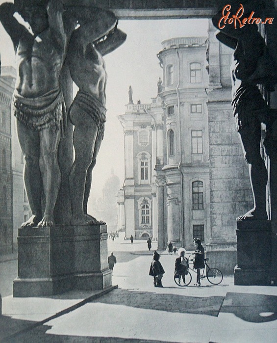 Санкт-Петербург - У Нового Эрмитажа- вид на Зимний дворец и Исаакиевский собор.