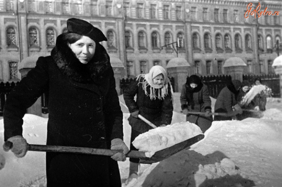 Санкт-Петербург - Активистки дома №311 по улице Марата за уборкой снега во дворе