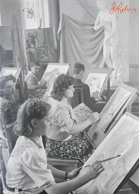 Санкт-Петербург - Учащиеся первого курса художественного училища в мастерской живописи