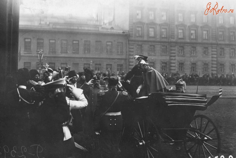 Санкт-Петербург - Император Николай II в форме лейб-гвардии Кирасирского его величества полка выходит из экипажа перед Николаевским вокзалом