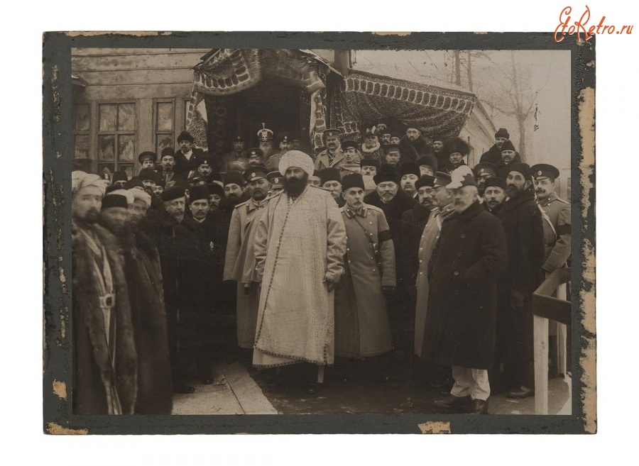 Санкт-Петербург - Фото Эмира Бухарского Сеид-Мир-Алима с сопровождающими его лицами около строящейся Соборной мечети в Санкт-Петербурге.