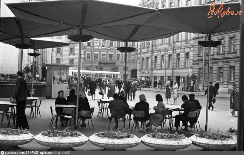 Санкт-Петербург - Летнее кафе на улице Восстания