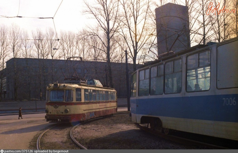 Санкт-Петербург - Троицкое поле, поворот на старой трамвайной линии