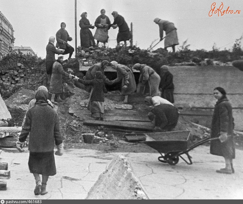 Санкт-Петербург - Жители блокадного Ленинграда на строительстве оборонительных сооружений