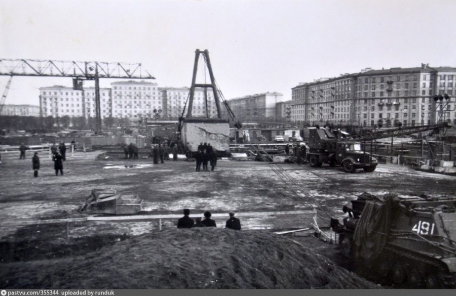 Санкт-Петербург - Подготовка к кантованию постамента на фундамент