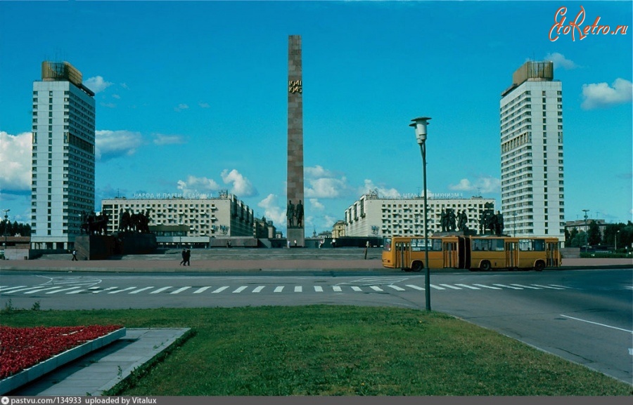 Санкт-Петербург - Площадь Победы и мемориал героическим защитникам Ленинграда