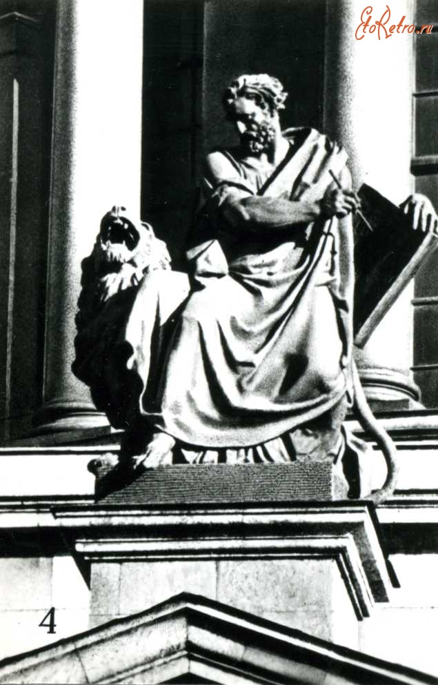 Санкт-Петербург - Исаакиевский собор. Евангелист Марк. Статуя на фронтоне западного портика. Скульптор И.Витали.