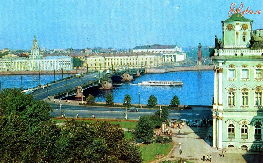 Санкт-Петербург - Ленинград. Вид на Дворцовый мост и Васильевский остров со стороны Зимнего дворца.