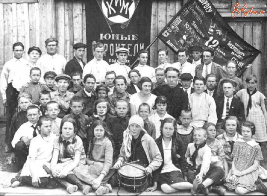 Ижевск - Члены заводского 12-го пионерского отряда Юные Строители , 1928 г.