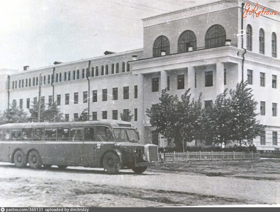 Хабаровск - Странный автобус на фоне Пединститута