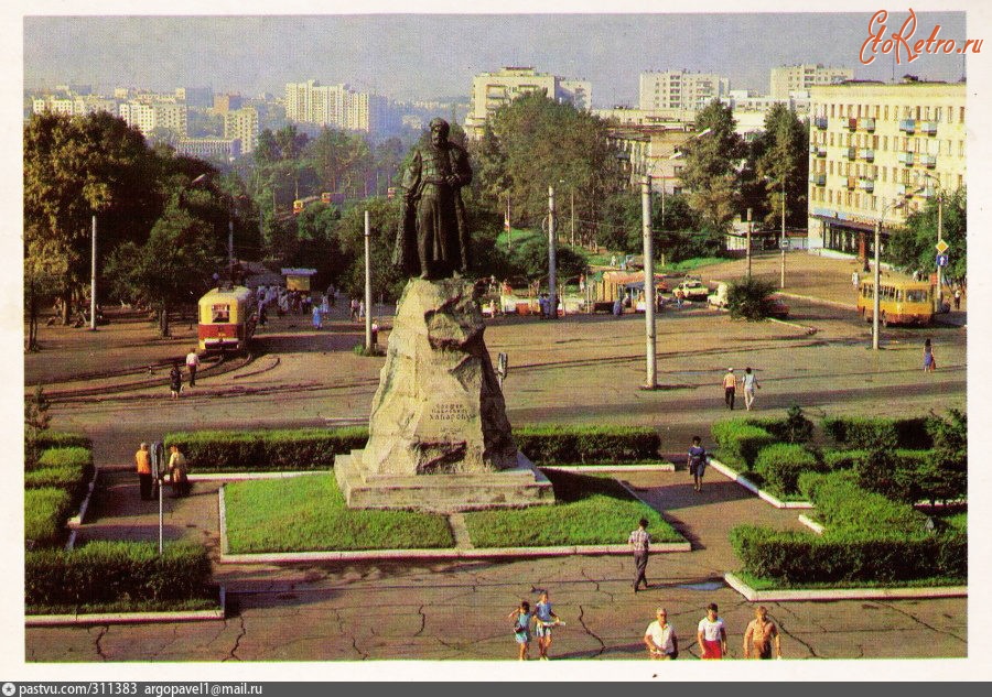 Хабаровск - Памятник Е.Хабарову на привокзальной площади