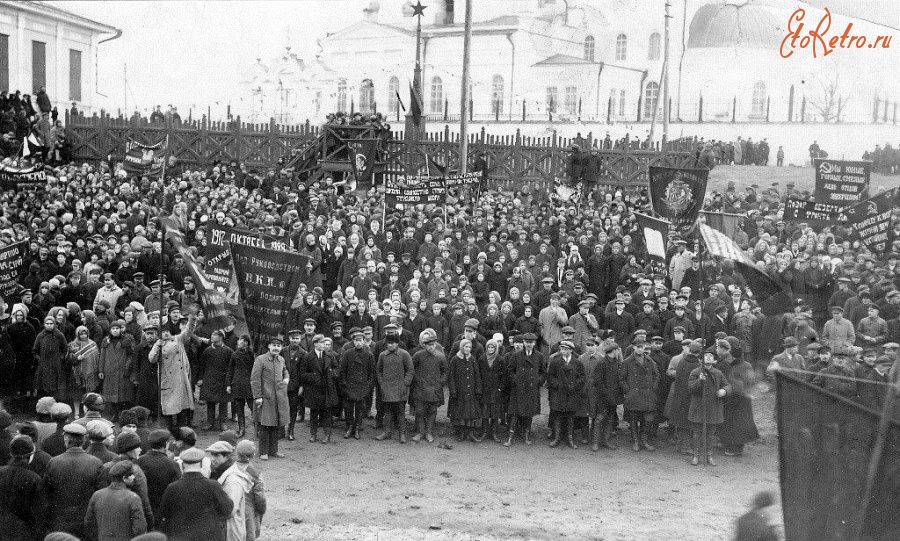 Касли - Демонстрация в честь победы Октябрьской революции на Заводской площади
