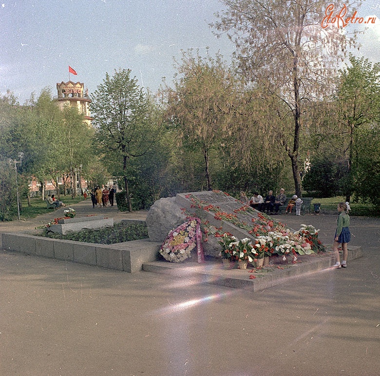 Орёл - Братская могила в сквере танкистов, где похоронены советские воины, погибшие при освобождении города Орла