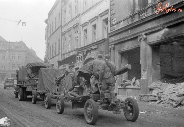 Чехия - Советские войска проходят по одной из улиц г. Опава (Троппау)