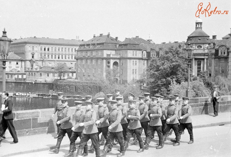 Прага - Группа советских воинов проходит по Карлову мосту в Праге