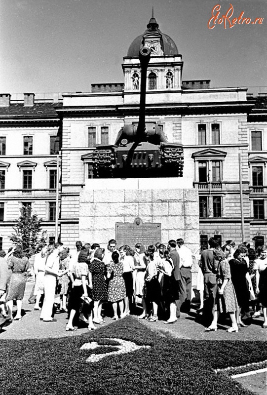 Прага - Памятник Второй Мировой войны – советский танк, который первым ворвался в Прагу во время освобождения Чехословакии от немецких захватчиков