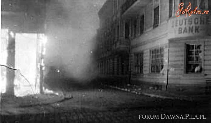 Польша - Вид горящих домов на одной из улиц г. Шнайдемюля 16.03.1945
