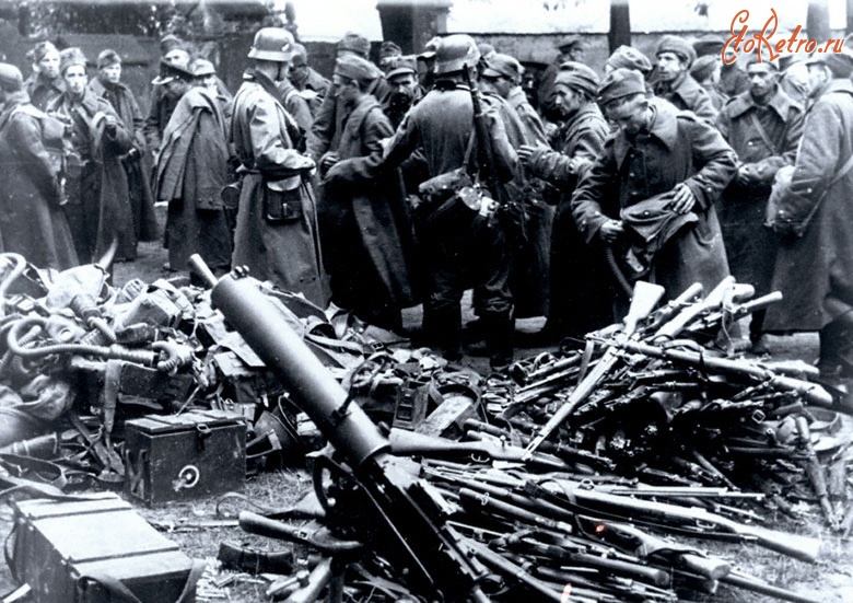 Польша - Польские военнопленные сдают оружие