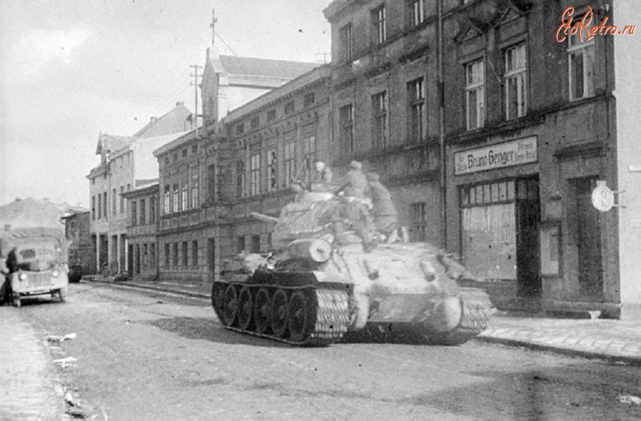 Польша - Советские танки проходят по одной из улиц города Кольберг
