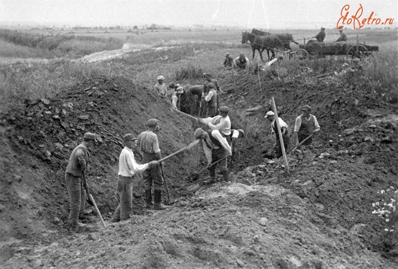 Польша - Раскопки в противотанковом рву, где были расстреляны евреи