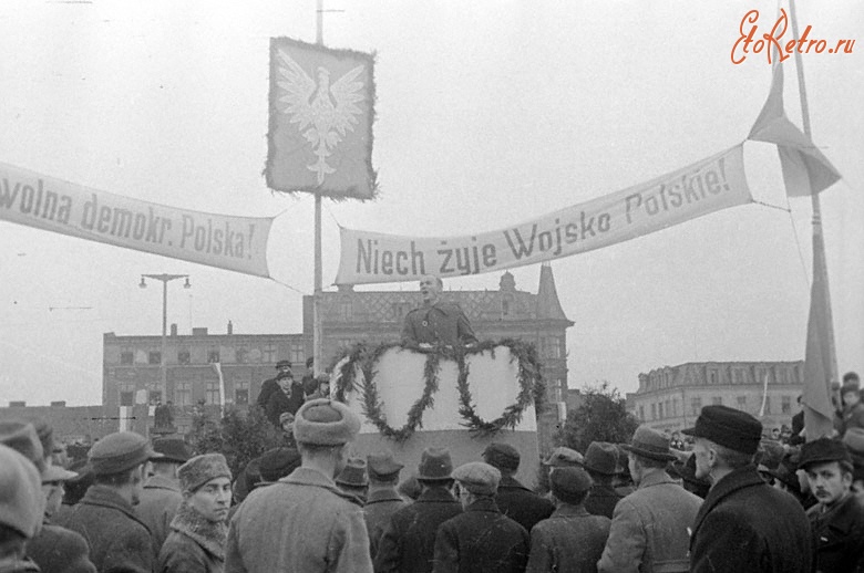 Польша - Митинг на улице одного из городов Польши по случаю освобождения от немецких захватчиков