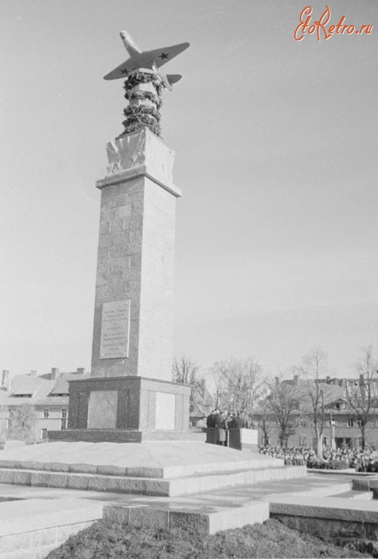 Польша - Памятник советским летчикам в г.Пила (Польша)