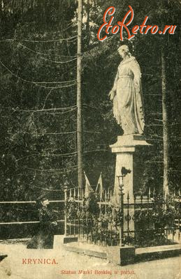 Польша - Криниця.  Статуя Матері Божої в парку.