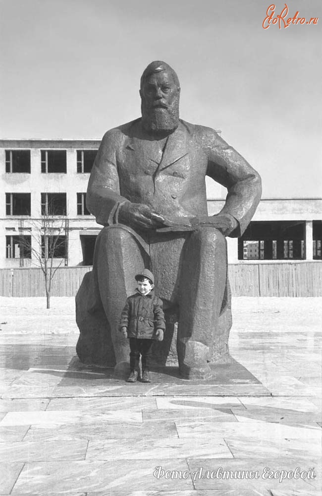 Чебоксары - Памятник И.Я. Яковлеву в 1971 году и в 1976 году
