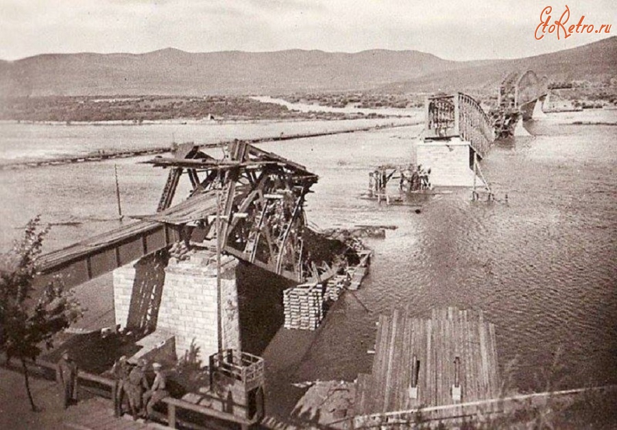Чита - Взорванный железнодорожный мост через реку Онон (она впадает в Шилку, а та, в свою очередь, – в Амур) в современной Читинской области. 1917-20 гг.