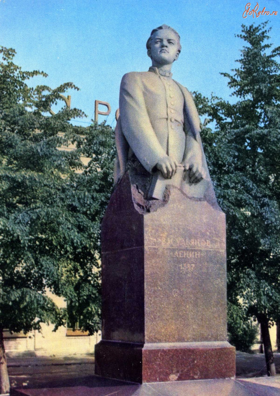 Ульяновск - Ульяновск. Памятник Володе Ульянову - гимназисту.