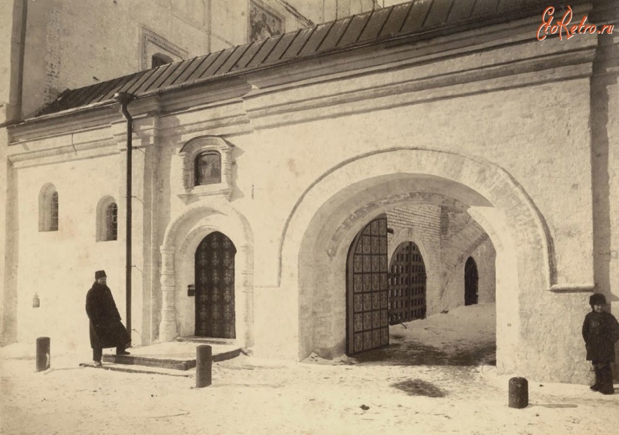 Ростов - Вход на переход к церкви Спаса на Сенях, вход в Музей Церковных Древностей