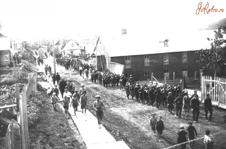 Петропавловск-Камчатский - Демонстрация по повуду юбилея Камчатского комсола на Ленинской. 8 июля 1926 год