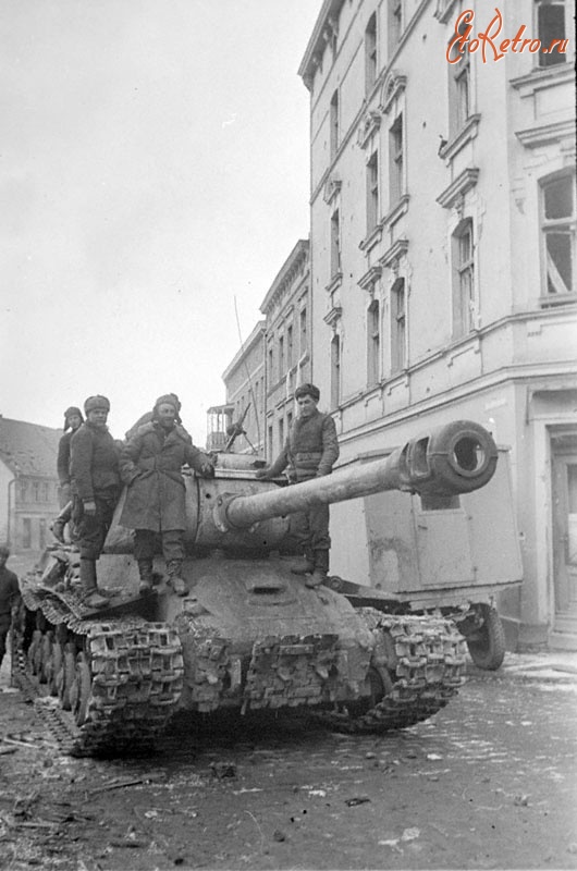 Германия - Советский тяжелый танк на улице города Штаргард