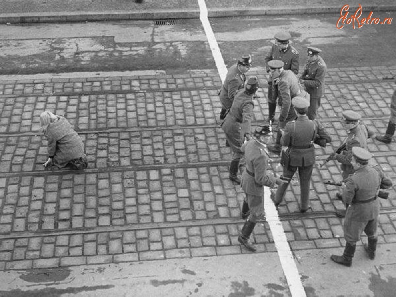 Германия - Противостояние. Западногерманские полицейские защищают перебежчика из Восточного Берлина. 50-е.