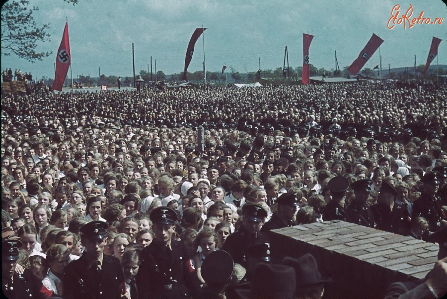 Германия - Толпа в ожидании Гитлера на заводе Volkswagen.