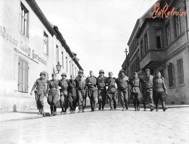 Германия - Советские и американские солдаты на улице г.Торгау