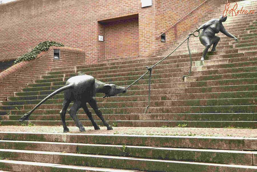 Германия - Скульптурная группа на лестнице в городе Швабиш-Халль
