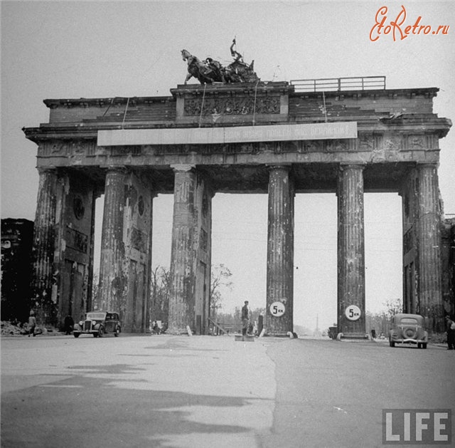 Берлин - Старый Берлин-Бранденбургские ворота с разрушенной колонадой