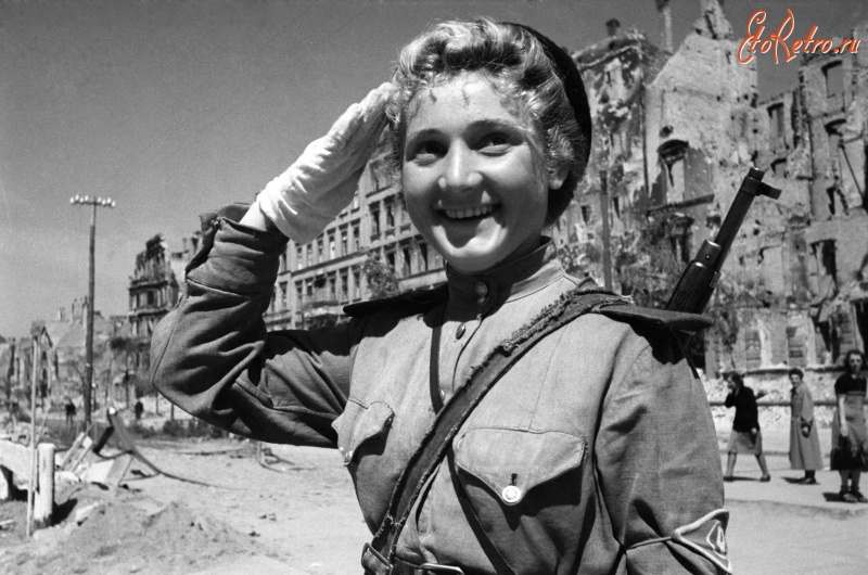 Берлин - Регулировщица в Берлине, 1 мая 1945 года.