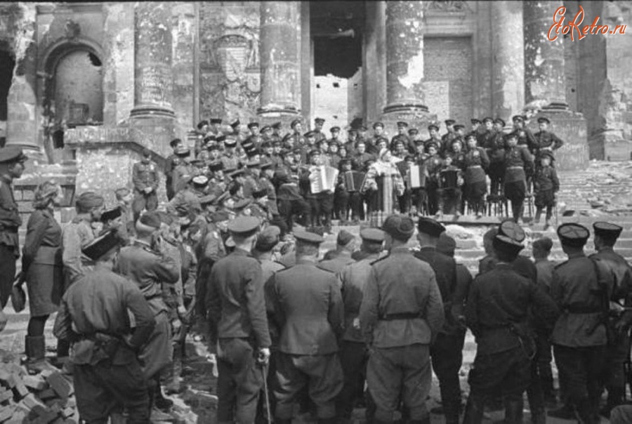 Берлин - Выступление Лидии Руслановой на фоне Рейхстага.
