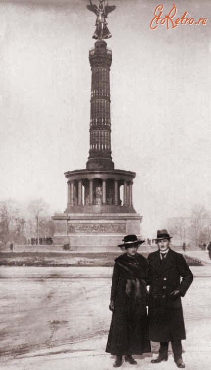 Берлин - Пруссияне в Берлине возле колонны Победы 1919-1920 гг.