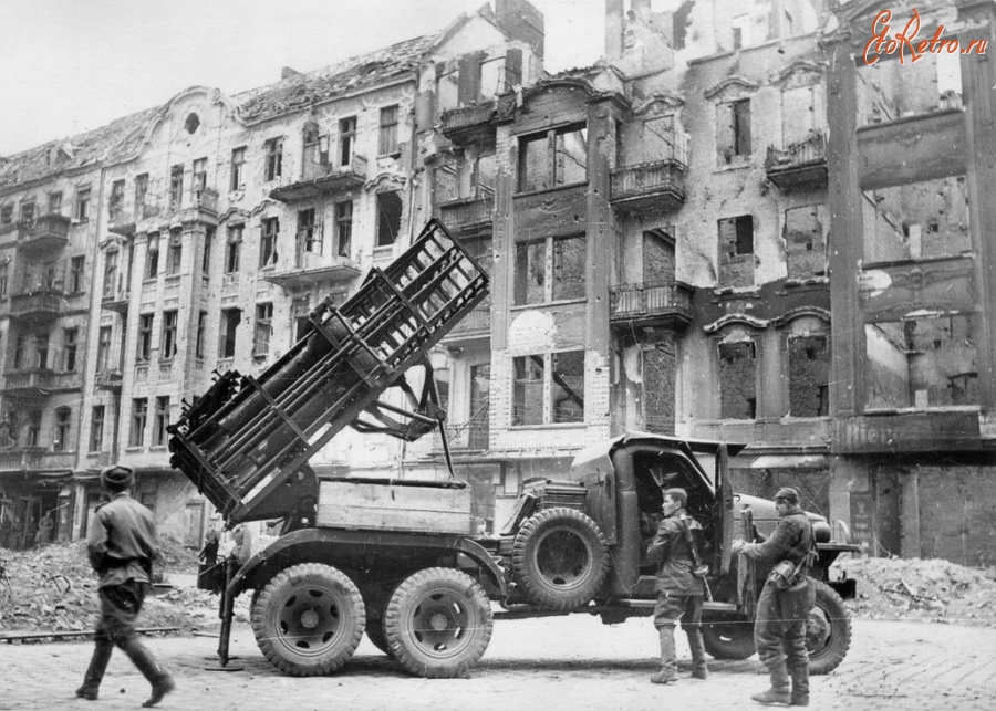 Берлин - Гвардейский реактивный миномёт БМ-31-12 в Берлине.