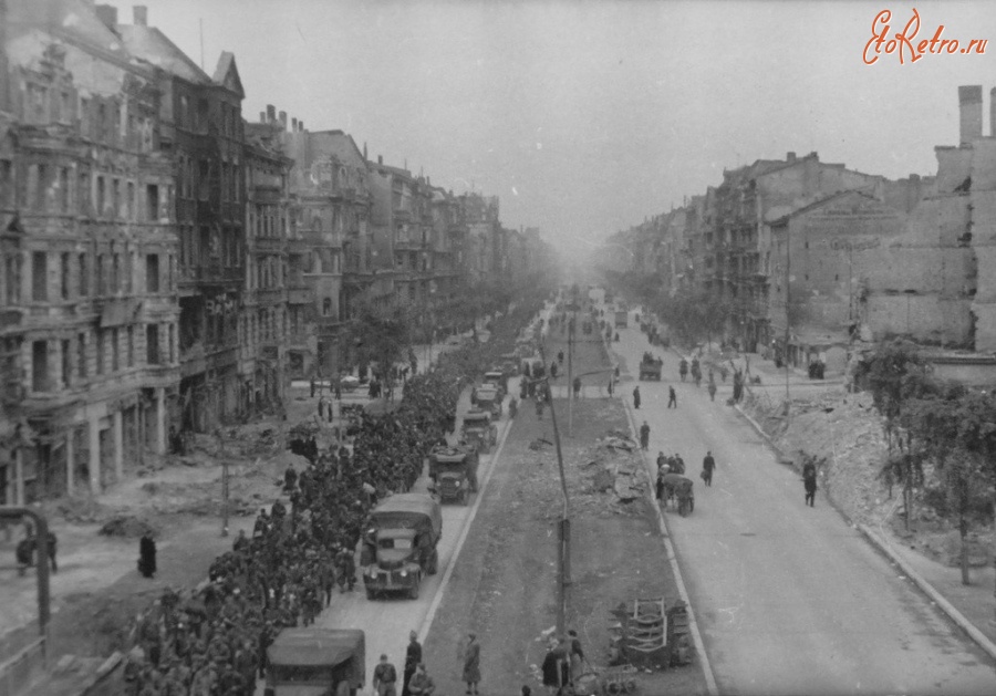 Берлин - Колонна немецких пленных на марше по улице Берлина.