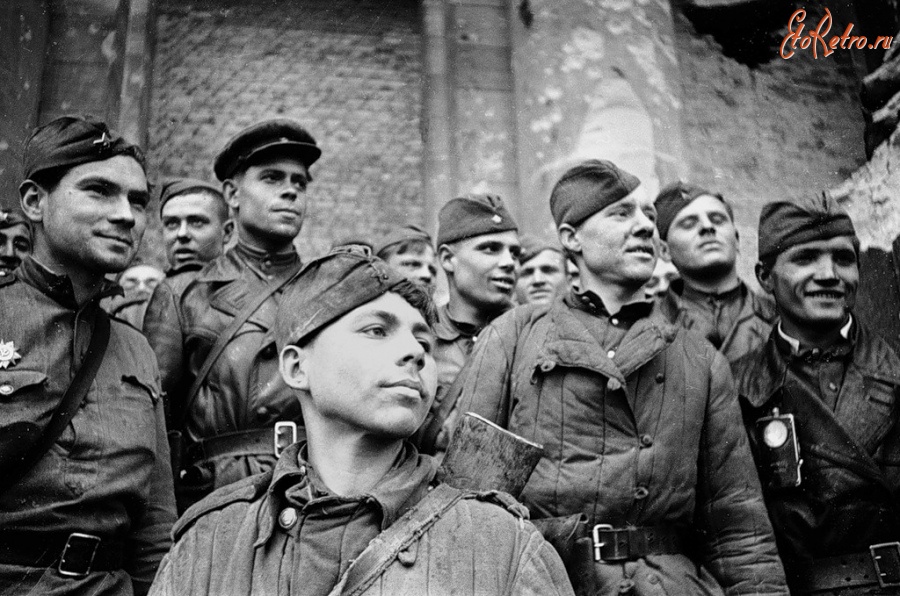 Берлин - Солдаты, штурмовавшие рейхстаг. Берлин, май 1945 года.